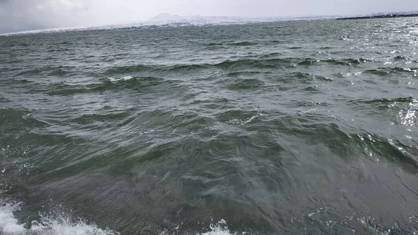 Grande Lago Frio Entre Montanhas — Fotografia de Stock