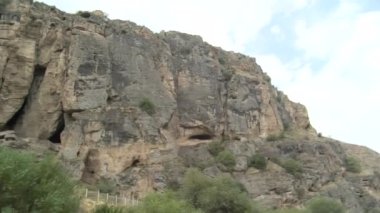 Kayalık dağın yakınındaki vadi