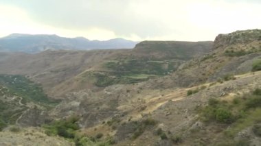 Kayalık dağın yakınındaki vadi