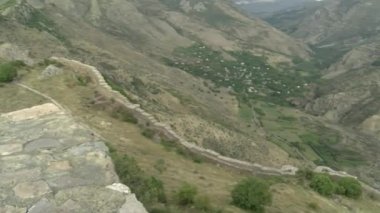 Dağlardaki antik kale.