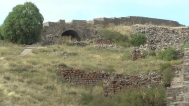 Dağlardaki antik kale.