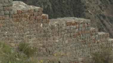 Dağlardaki antik kale.