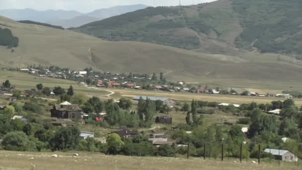 Tal Der Nähe Des Felsigen Berges — Stockvideo