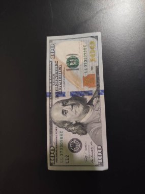 100 dolar karanlıkta, 100 dolar.