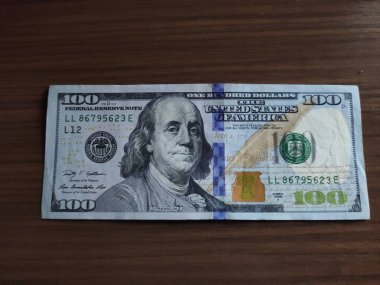 100 dolar karanlıkta, 100 dolar.