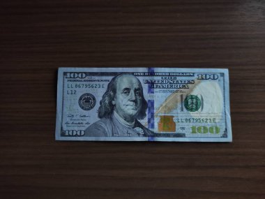 100 dolar karanlıkta, 100 dolar.