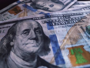 100 dolar karanlıkta, 100 dolar.