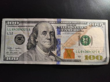 100 dolar karanlıkta, 100 dolar.