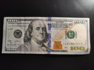 100 dolar karanlıkta, 100 dolar.