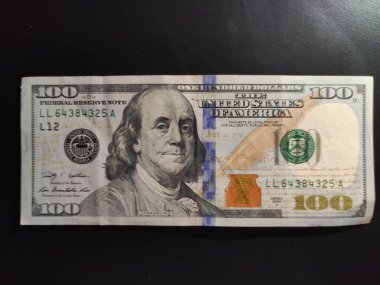 100 dolar karanlıkta, 100 dolar.