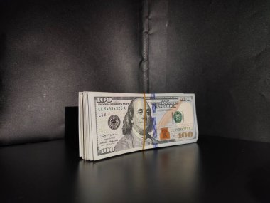 100 dolar karanlıkta, 100 dolar.