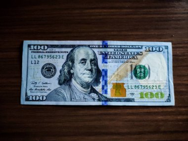 100 dolar karanlıkta, 100 dolar.