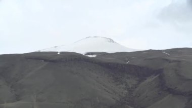 Vahşi nehrin yanındaki büyük kayalar.