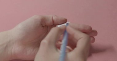 Kız makasla kağıt kesiyor.