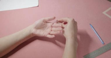 Kız makasla kağıt kesiyor.