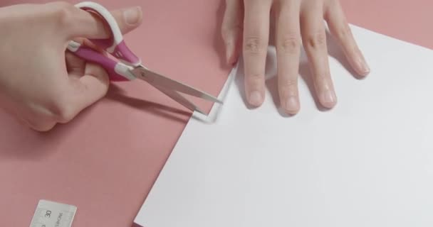 Fille Coupe Papier Avec Des Ciseaux — Video