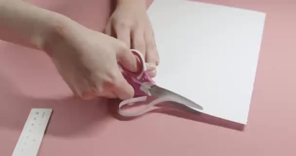 Meisje Snijdt Papier Met Schaar — Stockvideo