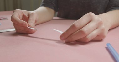 Yüzük boyutuna göre ölçüm yapan kız