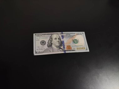 100 dolar karanlıkta, 100 dolar.