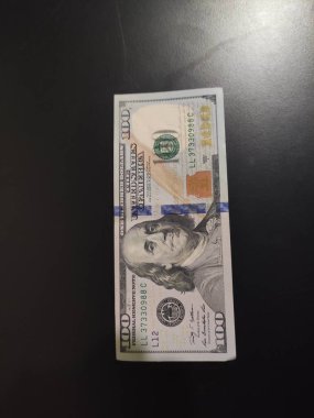 100 dolar karanlıkta, 100 dolar.