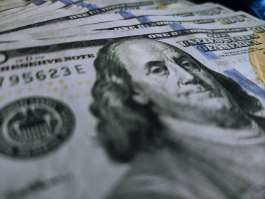 100 dolar karanlıkta, 100 dolar.