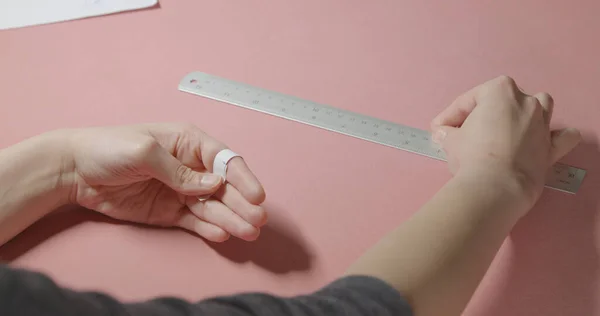 Menina Fazendo Medição Para Tamanho Anel Imagem De Stock