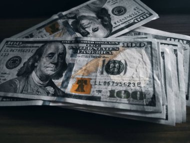 100 dolar karanlıkta, 100 dolar.