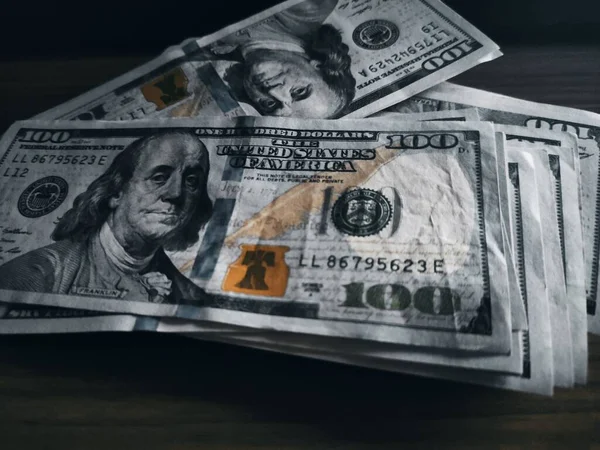 100 dolar karanlıkta, 100 dolar.