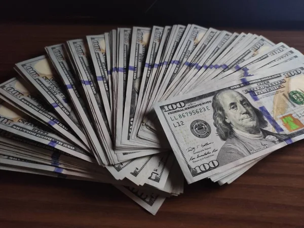 100 dolar karanlıkta, 100 dolar.