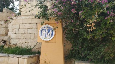 Bahçedeki Malta 'da kilisenin yanındaki Hıristiyan anıtı