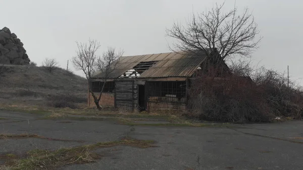 Opuszczony Dom Płozach Śnieg — Zdjęcie stockowe