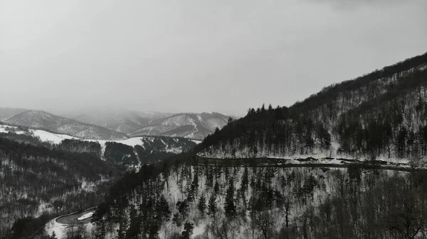 Замерзла Дорога Між Високими Засніженими Горами — стокове фото