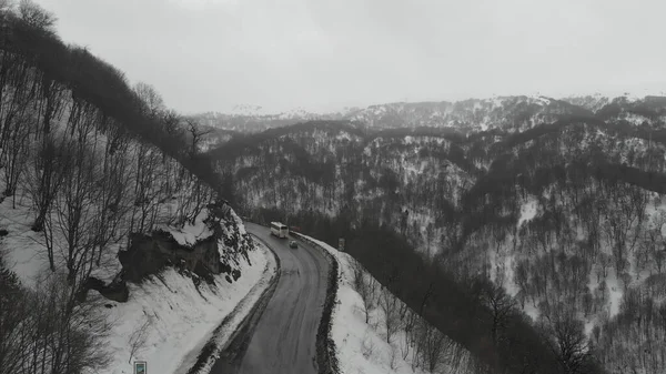 Karlı dağların arasında donmuş yol