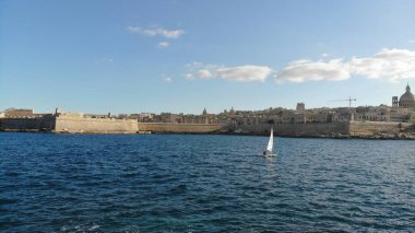Güzel Malta Valletta, Akdeniz kıyısında.