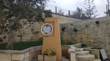 Bahçedeki Malta 'da kilisenin yanındaki Hıristiyan anıtı