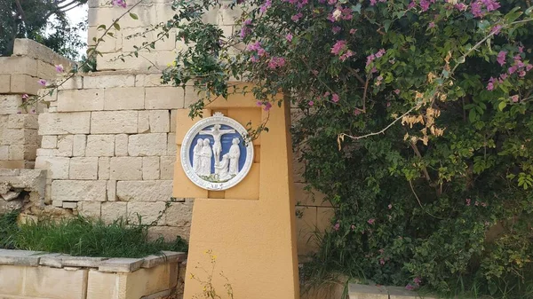 Bahçedeki Malta 'da kilisenin yanındaki Hıristiyan anıtı