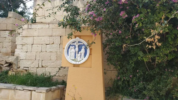 Bahçedeki Malta 'da kilisenin yanındaki Hıristiyan anıtı