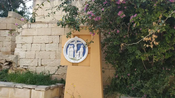 Христианский Памятник Рядом Церковью Мальте Саду Стоковая Картинка