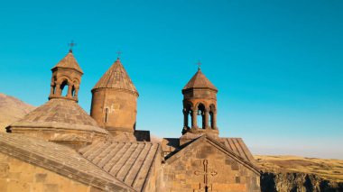 Ermeni Hıristiyan Kilisesi Saghmosavank Ermenistan kanyonu yakınında. Saghmosavank Drone atışı. Ermeni Antik Hıristiyan Kilisesi Hava Görüntüsü.