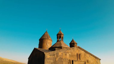 Ermeni Hıristiyan Kilisesi Saghmosavank Ermenistan kanyonu yakınında. Saghmosavank Drone atışı. Ermeni Antik Hıristiyan Kilisesi Hava Görüntüsü.