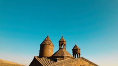 Ermeni Hıristiyan Kilisesi Saghmosavank Ermenistan kanyonu yakınında. Saghmosavank Drone atışı. Ermeni Antik Hıristiyan Kilisesi Hava Görüntüsü.