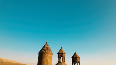 Ermeni Hıristiyan Kilisesi Saghmosavank Ermenistan kanyonu yakınında. Saghmosavank Drone atışı. Ermeni Antik Hıristiyan Kilisesi Hava Görüntüsü.