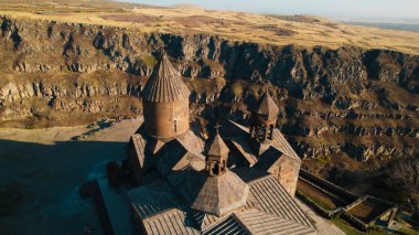 Ermeni Hıristiyan Kilisesi Saghmosavank Ermenistan kanyonu yakınında. Saghmosavank Drone atışı. Ermeni Antik Hıristiyan Kilisesi Hava Görüntüsü.