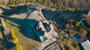 Ermeni Hıristiyan Kilisesi Saghmosavank Ermenistan kanyonu yakınında. Saghmosavank Drone atışı. Ermeni Antik Hıristiyan Kilisesi Hava Görüntüsü.