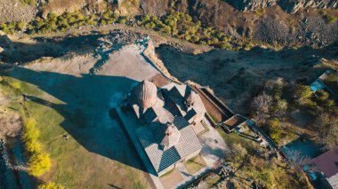 Ermeni Hıristiyan Kilisesi Saghmosavank Ermenistan kanyonu yakınında. Saghmosavank Drone atışı. Ermeni Antik Hıristiyan Kilisesi Hava Görüntüsü.