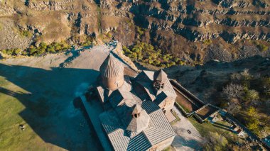 Ermeni Hıristiyan Kilisesi Saghmosavank Ermenistan kanyonu yakınında. Saghmosavank Drone atışı. Ermeni Antik Hıristiyan Kilisesi Hava Görüntüsü.