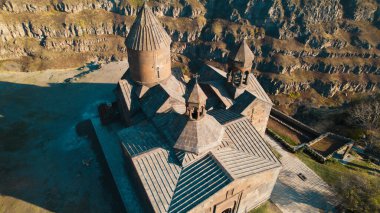 Ermeni Hıristiyan Kilisesi Saghmosavank Ermenistan kanyonu yakınında. Saghmosavank Drone atışı. Ermeni Antik Hıristiyan Kilisesi Hava Görüntüsü.