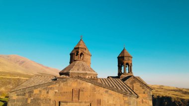 Ermeni Hıristiyan Kilisesi Saghmosavank Ermenistan kanyonu yakınında. Saghmosavank Drone atışı. Ermeni Antik Hıristiyan Kilisesi Hava Görüntüsü.