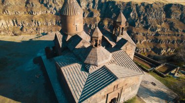 Ermeni Hıristiyan Kilisesi Saghmosavank Ermenistan kanyonu yakınında. Saghmosavank Drone atışı. Ermeni Antik Hıristiyan Kilisesi Hava Görüntüsü.