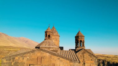 Ermeni Hıristiyan Kilisesi Saghmosavank Ermenistan kanyonu yakınında. Saghmosavank Drone atışı. Ermeni Antik Hıristiyan Kilisesi Hava Görüntüsü.